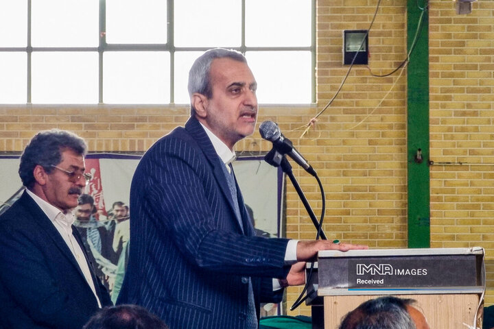 دیدار استاندار اصفهان با کشاورزان شرق استان