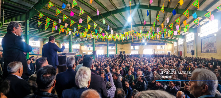 دیدار استاندار اصفهان با کشاورزان شرق استان