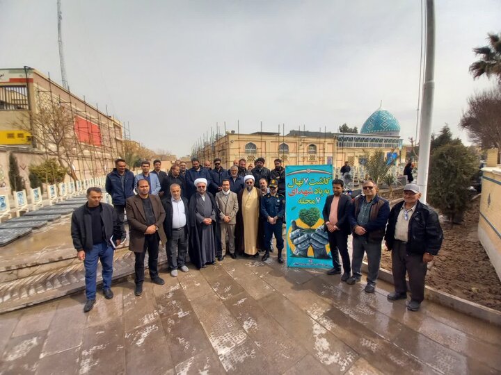 کاشت ۷ نهال به یاد شهدای ۷ محله منطقه ۱۱ اصفهان