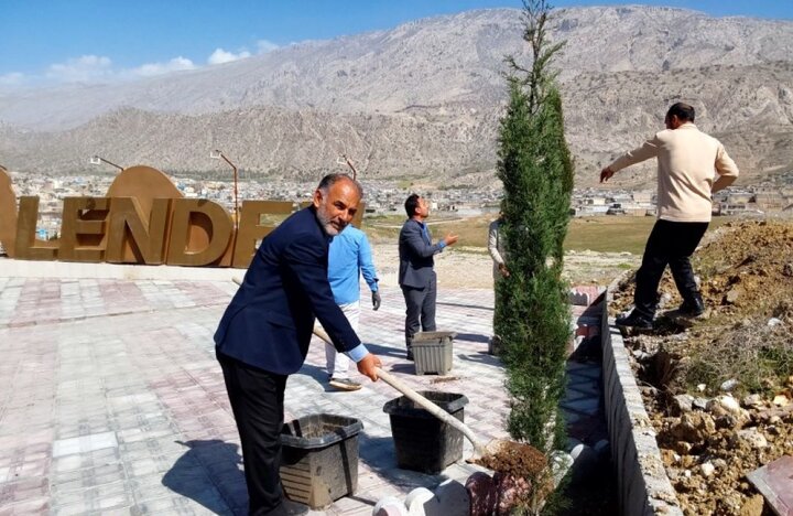 کاشت ۱۰۰۰ اصله درخت در شهر لنده به یاد شهدا