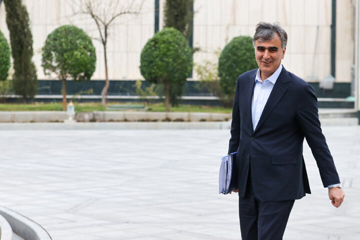 بازدید سرزده رئیس‌کل بانک مرکزی از برخی شعب بانکی / تداوم روند خدمت رسانی بانکی به مردم