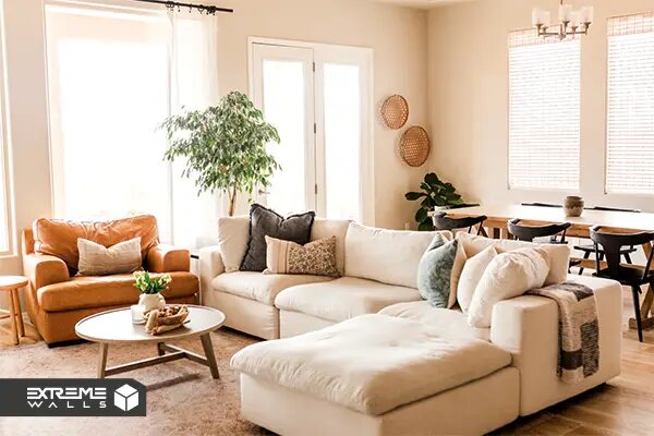 مبلمان ساده و چندمنظوره برای چیدمان سالن پذیرایی، شامل مبلمان تخت خواب شو و میزهای قابل تبدیل.