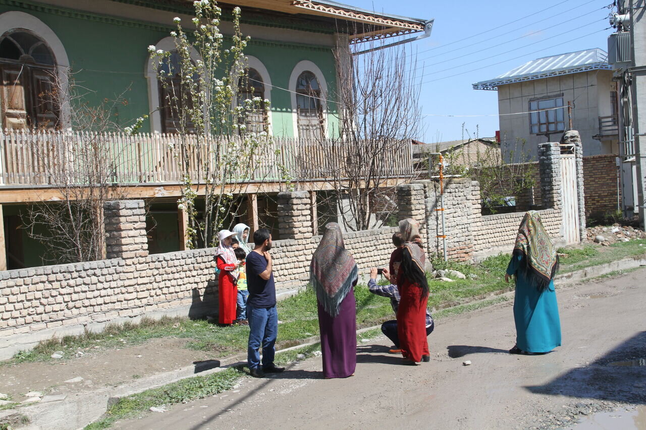 سفر به گلستان، قدم در دالان تاریخ