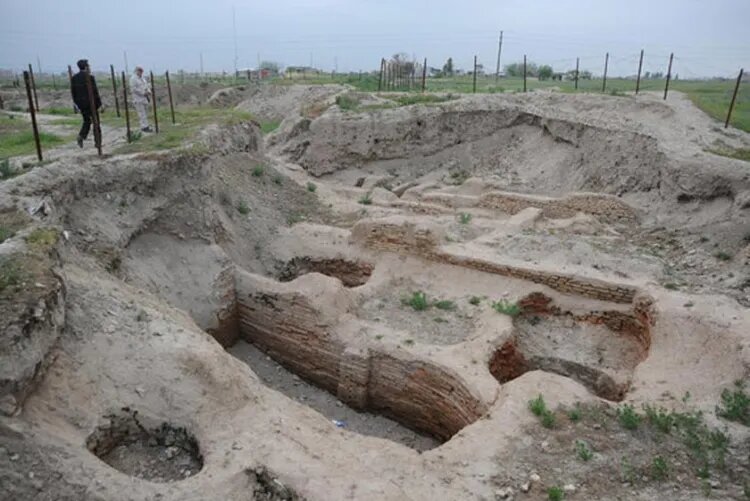 سفر به گلستان، قدم در دالان تاریخ