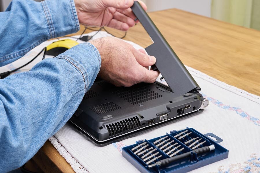 راهنمای تعویض باتری لپ تاپ بدون آسیب به دستگاه