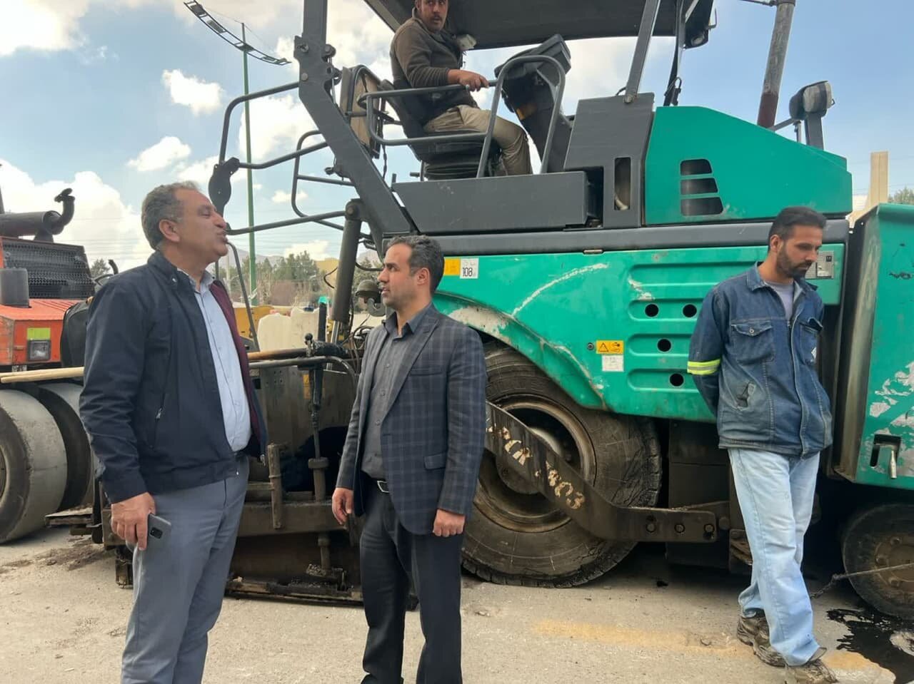 اجرای عملیات آسفالت پروژه تعریض خروجی بزرگراه شهید دستجردی