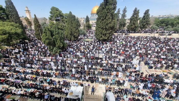 دومین نمازجمعه ماه رمضان در مسجد الاقصی/ ۸۰ هزار فلسطینی آمدند + فیلم