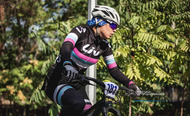 آلا، دختری که در آغوش باد رکاب می‌زند