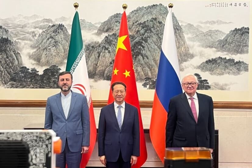 اتحاد بلوک شرق در برابر یکجانبه‌گرایی غرب