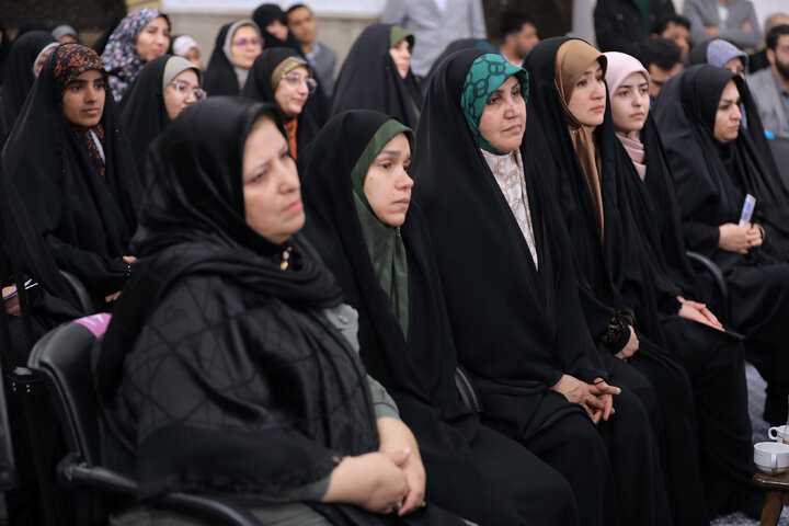 دیدار شاعران و اهالی فرهنگ و ادب فارسی با رهبر انقلاب