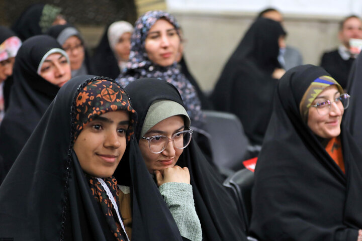 دیدار شاعران و اهالی فرهنگ و ادب فارسی با رهبر انقلاب