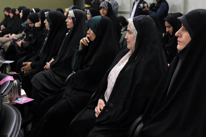 دیدار شاعران و اهالی فرهنگ و ادب فارسی با رهبر انقلاب