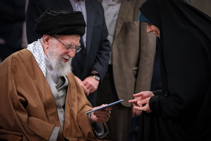 دیدار شاعران و اهالی فرهنگ و ادب فارسی با رهبر انقلاب