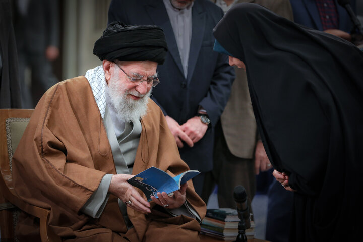 دیدار شاعران و اهالی فرهنگ و ادب فارسی با رهبر انقلاب