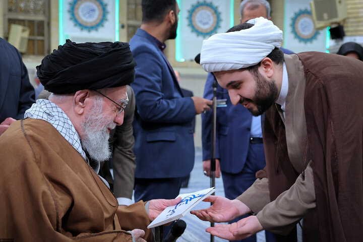 دیدار شاعران و اهالی فرهنگ و ادب فارسی با رهبر انقلاب