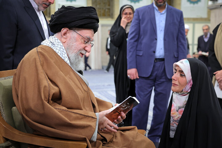 دیدار شاعران و اهالی فرهنگ و ادب فارسی با رهبر انقلاب