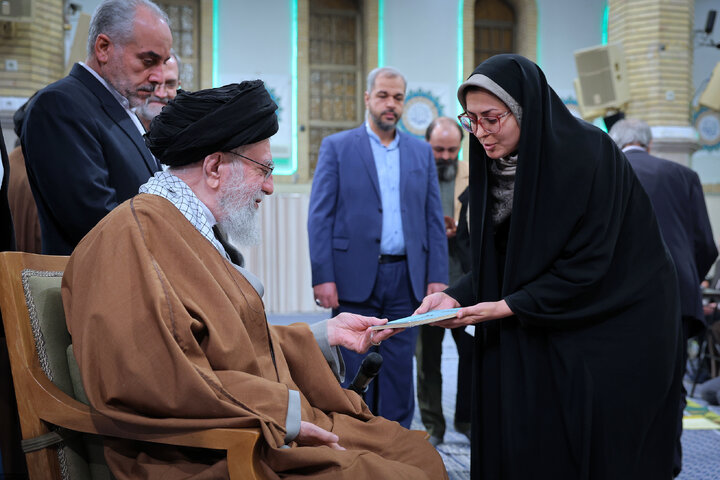 دیدار شاعران و اهالی فرهنگ و ادب فارسی با رهبر انقلاب