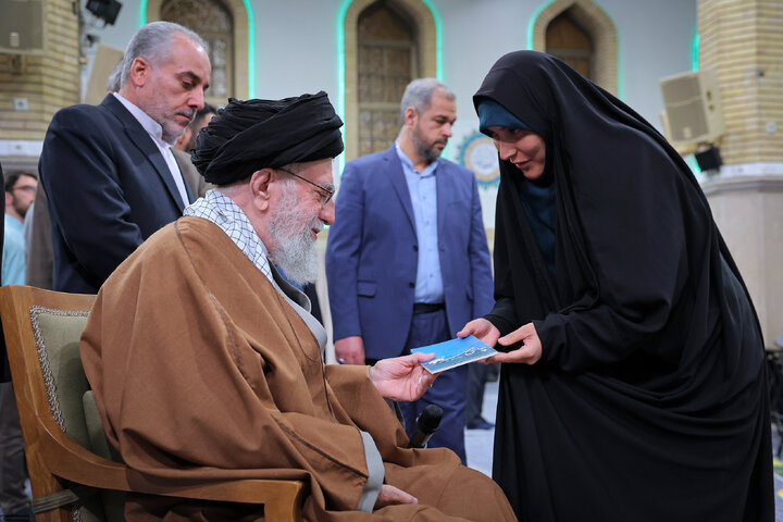 دیدار شاعران و اهالی فرهنگ و ادب فارسی با رهبر انقلاب