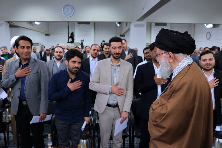 دیدار شاعران و اهالی فرهنگ و ادب فارسی با رهبر انقلاب