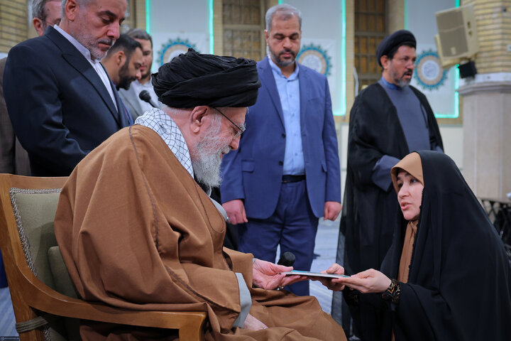 دیدار شاعران و اهالی فرهنگ و ادب فارسی با رهبر انقلاب