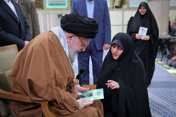 دیدار شاعران و اهالی فرهنگ و ادب فارسی با رهبر انقلاب