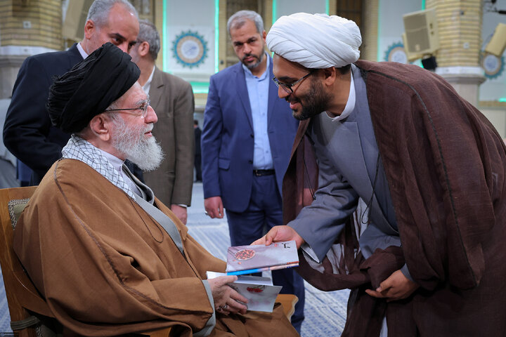 دیدار شاعران و اهالی فرهنگ و ادب فارسی با رهبر انقلاب