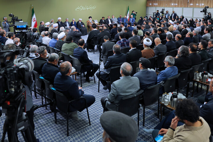 دیدار شاعران و اهالی فرهنگ و ادب فارسی با رهبر انقلاب