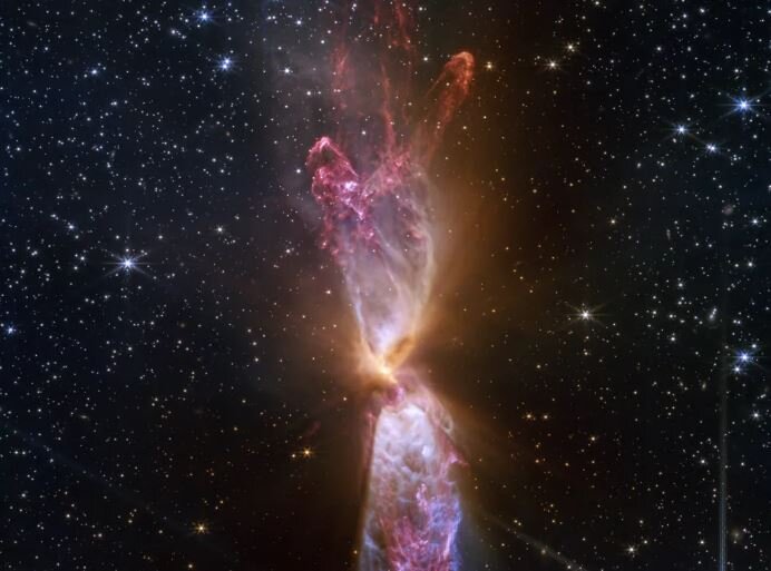 ستاره‌های نوجوان دوقلو، معمار عجیب ابر نئبولا پروانه‌ای شکل