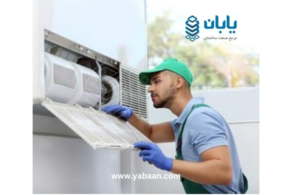 تکنسین در حال نصب داکت اسپلیت