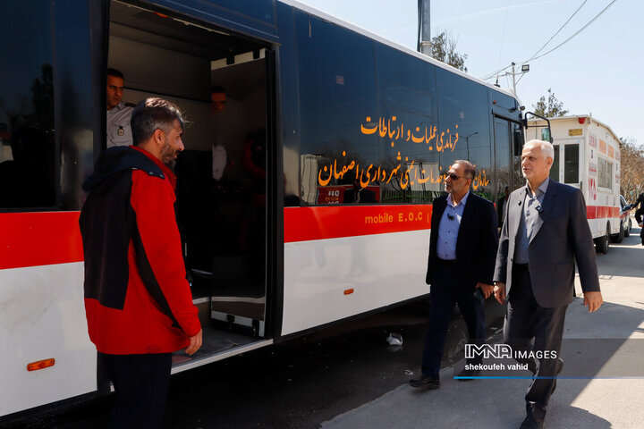 بازدید شهردار اصفهان از مجموعه اسکان موقت باغ فدک