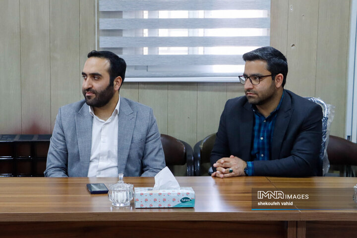 بازدید شهردار اصفهان از مجموعه اسکان موقت باغ فدک