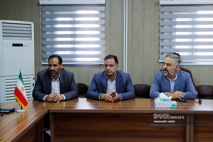 بازدید شهردار اصفهان از مجموعه اسکان موقت باغ فدک