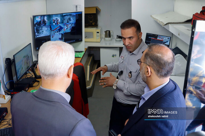 بازدید شهردار اصفهان از مجموعه اسکان موقت باغ فدک