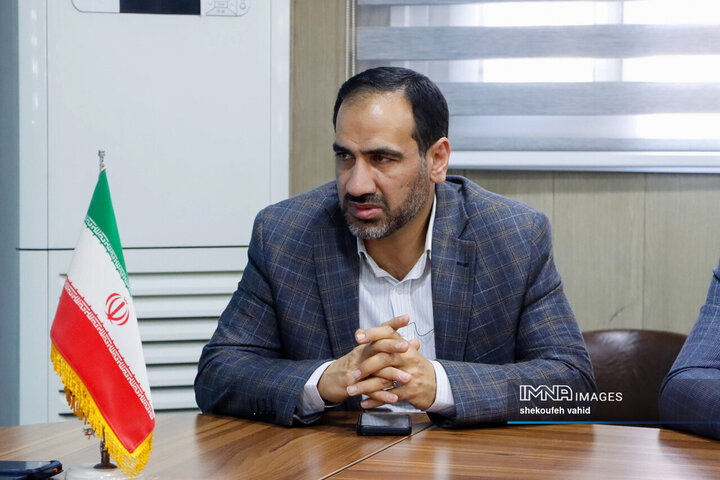 بازدید شهردار اصفهان از مجموعه اسکان موقت باغ فدک