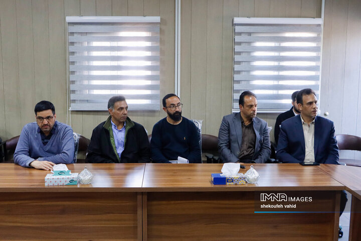 بازدید شهردار اصفهان از مجموعه اسکان موقت باغ فدک