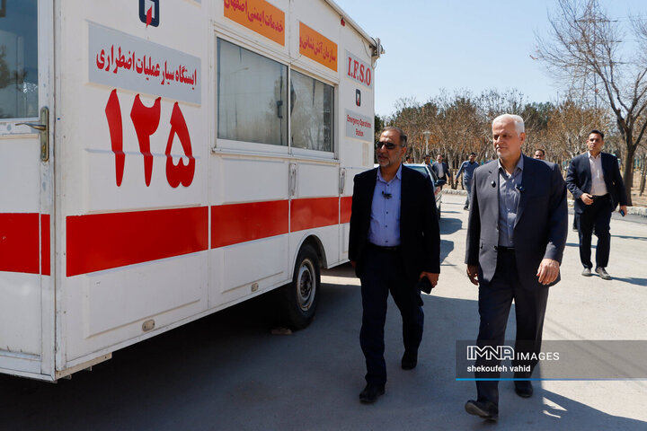 بازدید شهردار اصفهان از مجموعه اسکان موقت باغ فدک