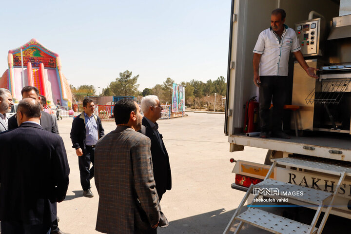 بازدید شهردار اصفهان از مجموعه اسکان موقت باغ فدک