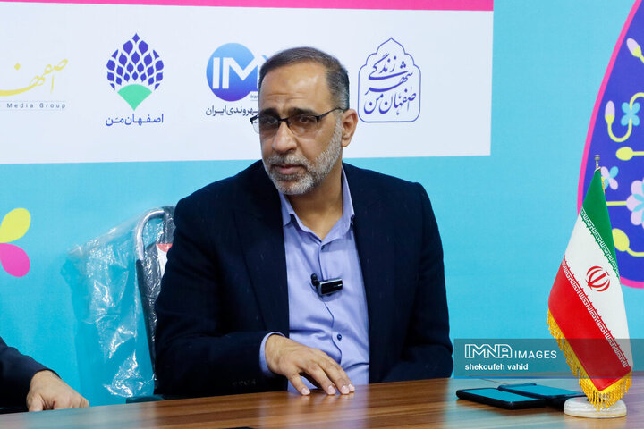 بازدید شهردار اصفهان از مجموعه اسکان موقت باغ فدک