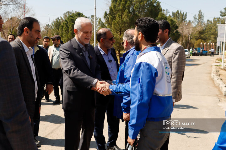 بازدید شهردار اصفهان از مجموعه اسکان موقت باغ فدک