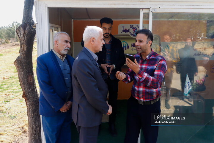 بازدید شهردار اصفهان از مجموعه اسکان موقت باغ فدک