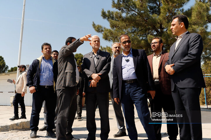 بازدید شهردار اصفهان از مجموعه اسکان موقت باغ فدک