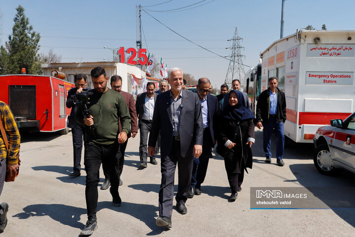 بازدید شهردار اصفهان از مجموعه اسکان موقت باغ فدک