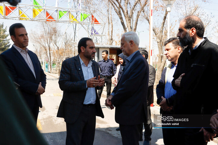 بازدید شهردار اصفهان از مجموعه اسکان موقت باغ فدک