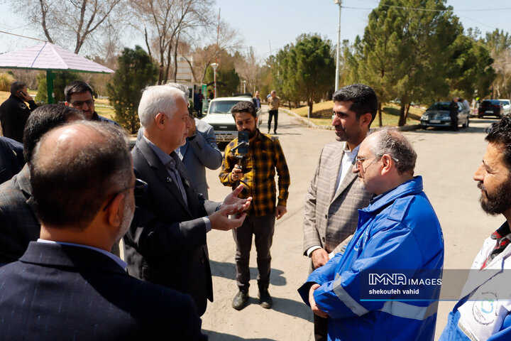 بازدید شهردار اصفهان از مجموعه اسکان موقت باغ فدک