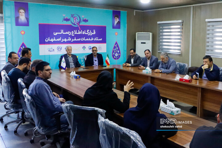 بازدید شهردار اصفهان از مجموعه اسکان موقت باغ فدک