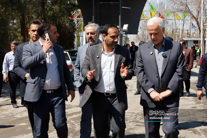 بازدید شهردار اصفهان از مجموعه اسکان موقت باغ فدک