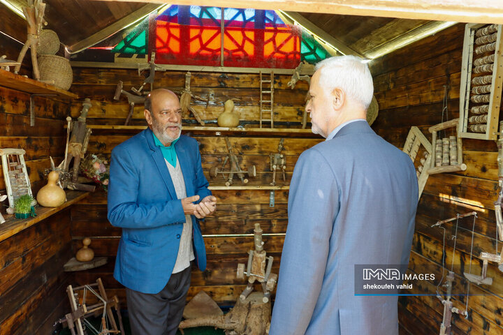 بازدید شهردار اصفهان از مجموعه اسکان موقت باغ فدک