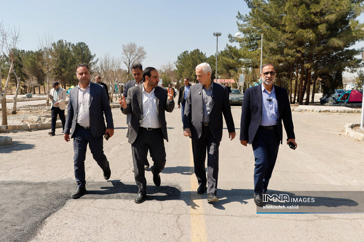 بازدید شهردار اصفهان از مجموعه اسکان موقت باغ فدک