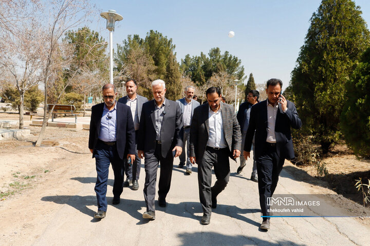 بازدید شهردار اصفهان از مجموعه اسکان موقت باغ فدک
