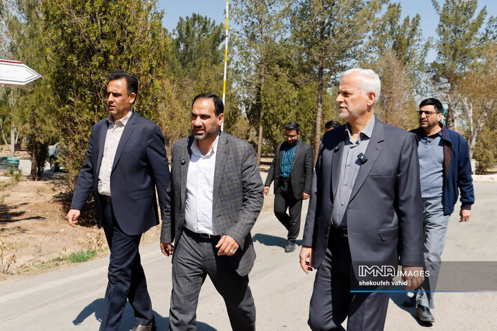 بازدید شهردار اصفهان از مجموعه اسکان موقت باغ فدک